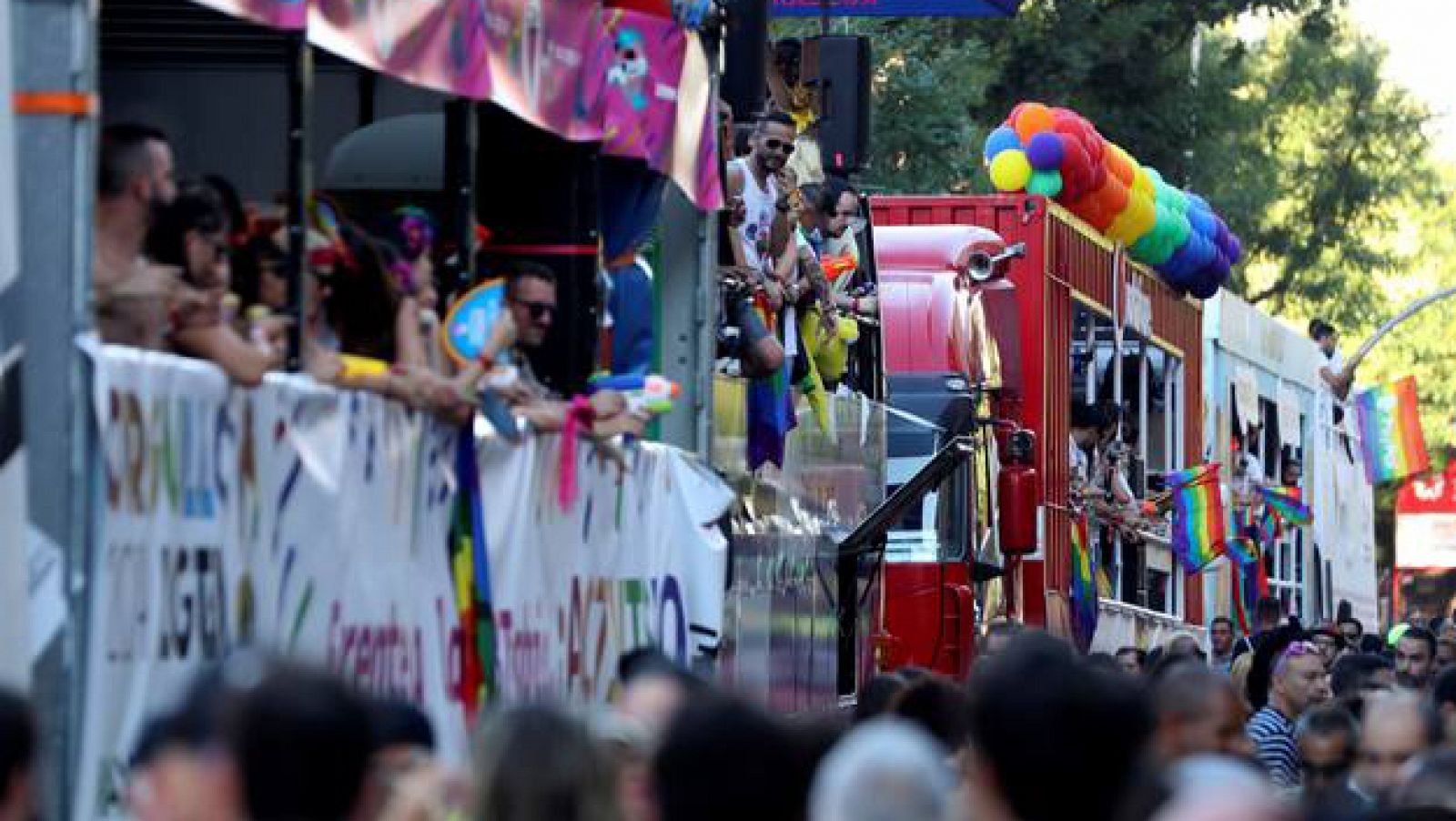 Las carrozas se preparan para comenzar el desfile del Orgullo 2019