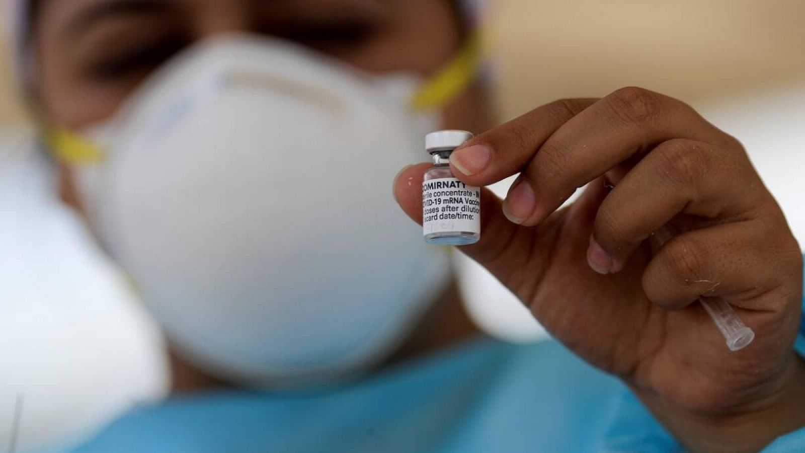 Una trabajadora de la salud muestra una vacuna de Pfizer durante una nueva jornada de vacunación contra la COVID-19 hoy en Tegucigalpa (Honduras).