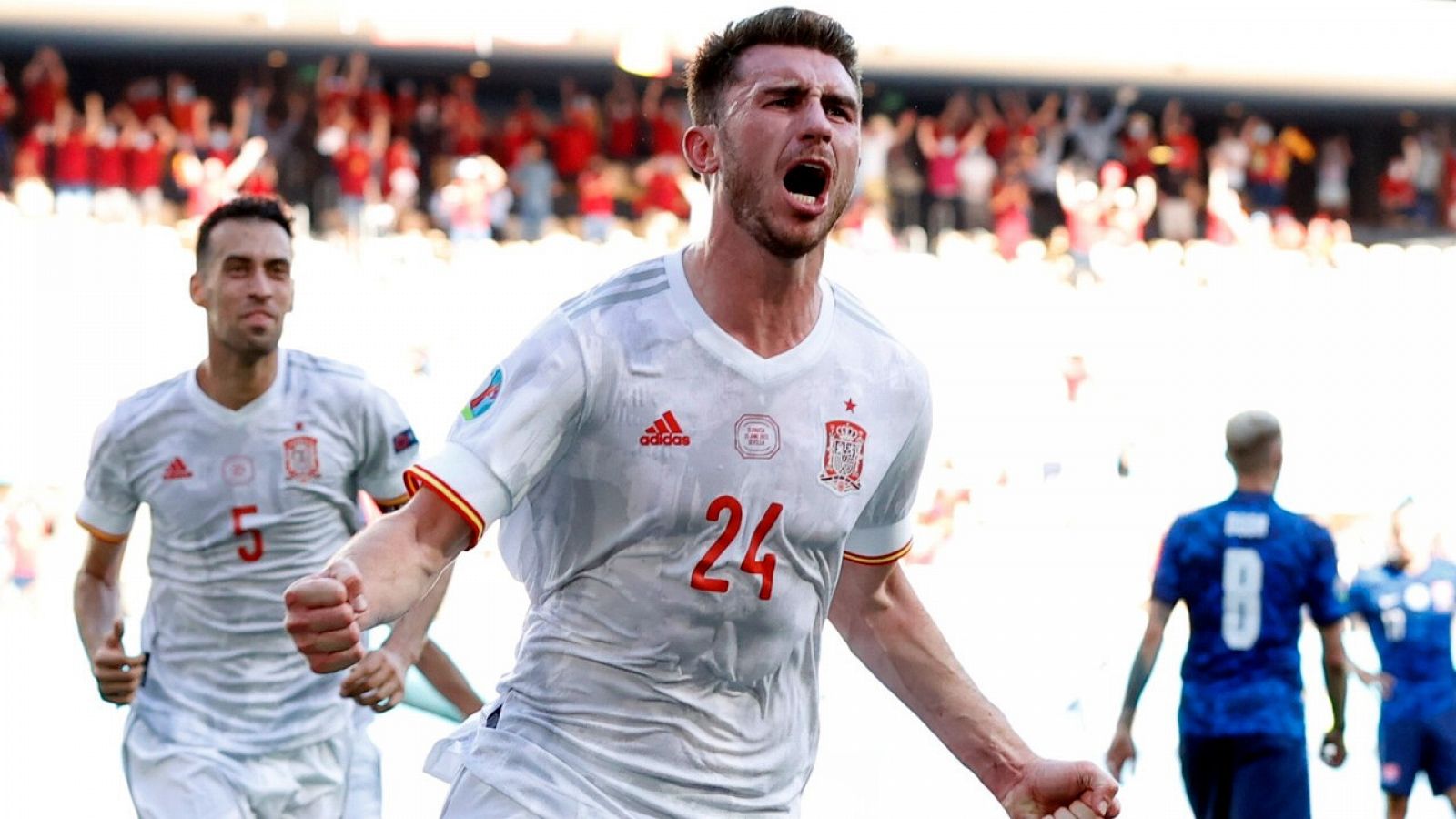 Aymeric Laporte celebra su gol para España ante Eslovaquia.