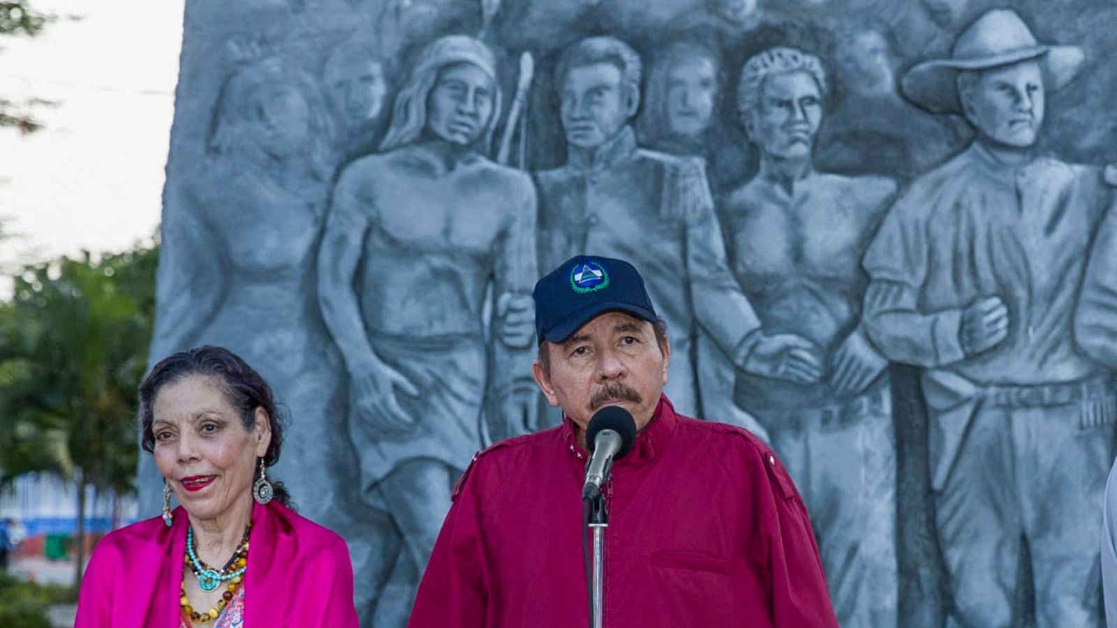 Daniel Ortega (d) junto a su mujer y vicepresidenta del país Rosario Murillo (i)