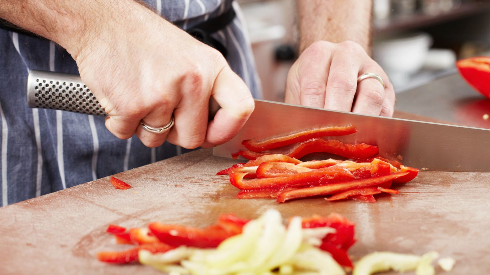 Cómo usar y limpiar tu tabla de cortar en la cocina