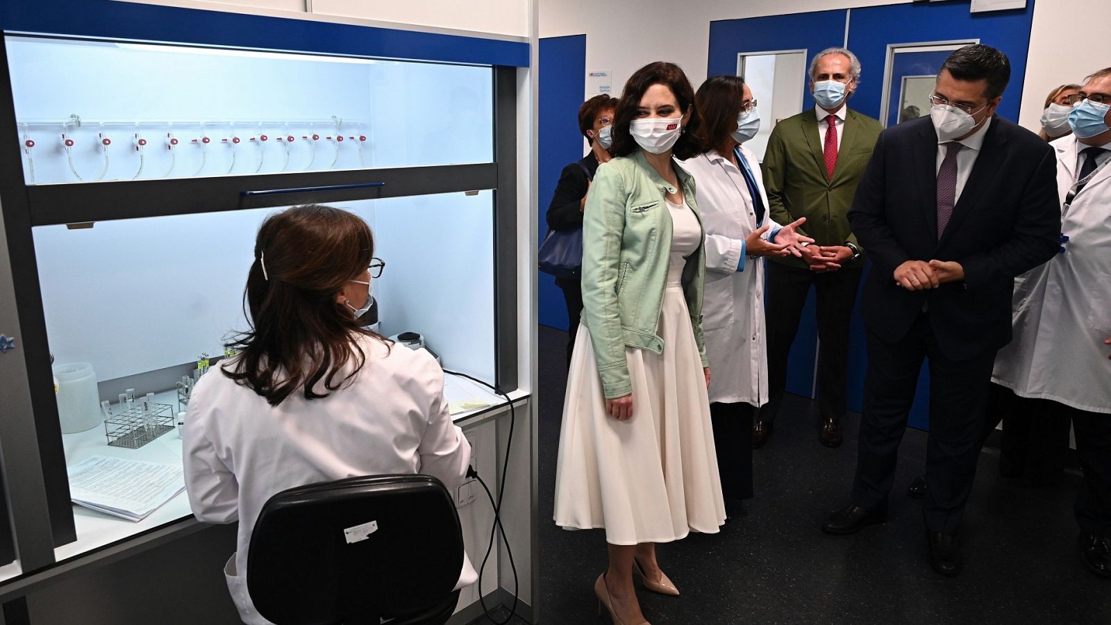 La presidenta madrileña visita el Hospital Isabel Zendal