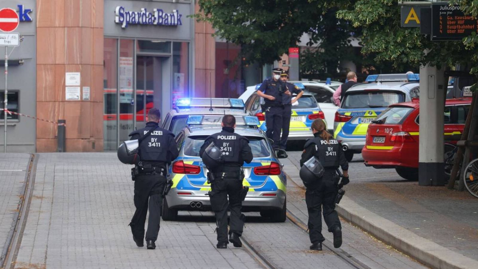 Agentes de policía aseguran el centro de la ciudad en Wuerzburg, en el sur de Alemania, tras un ataque con cuchillo. 