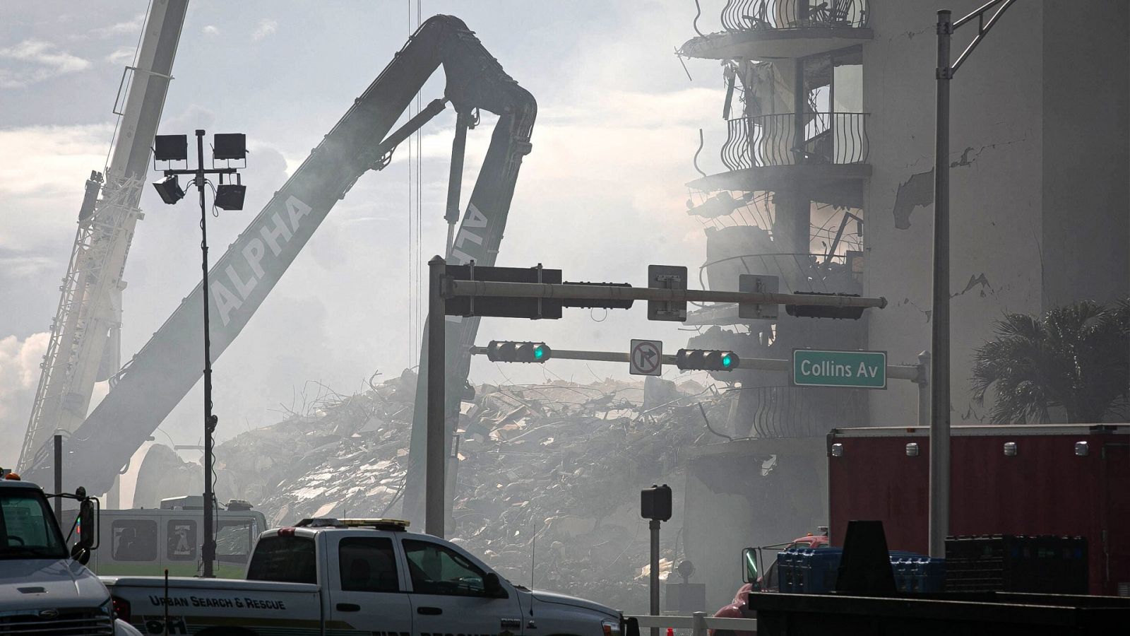 Máquinas de construcción trabajan en el lugar del derrumbe en Surfside, Florida