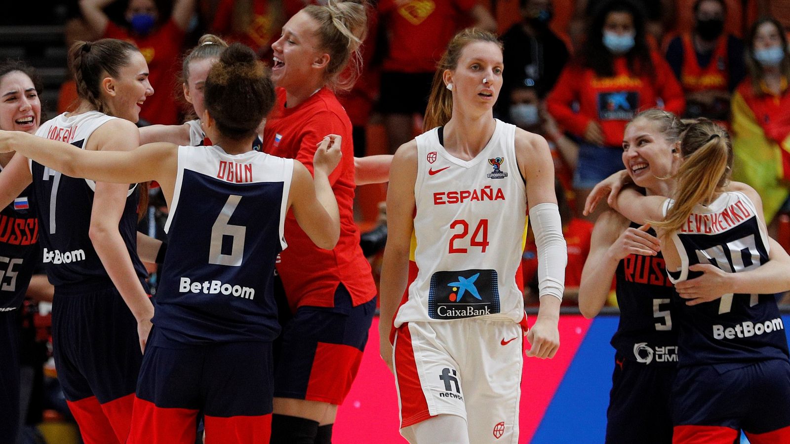 Las jugadoras de la selección rusa celebran su victoria sobre España, tras el partido de Eurobasket femenino 2021 entre España y Rusia.
