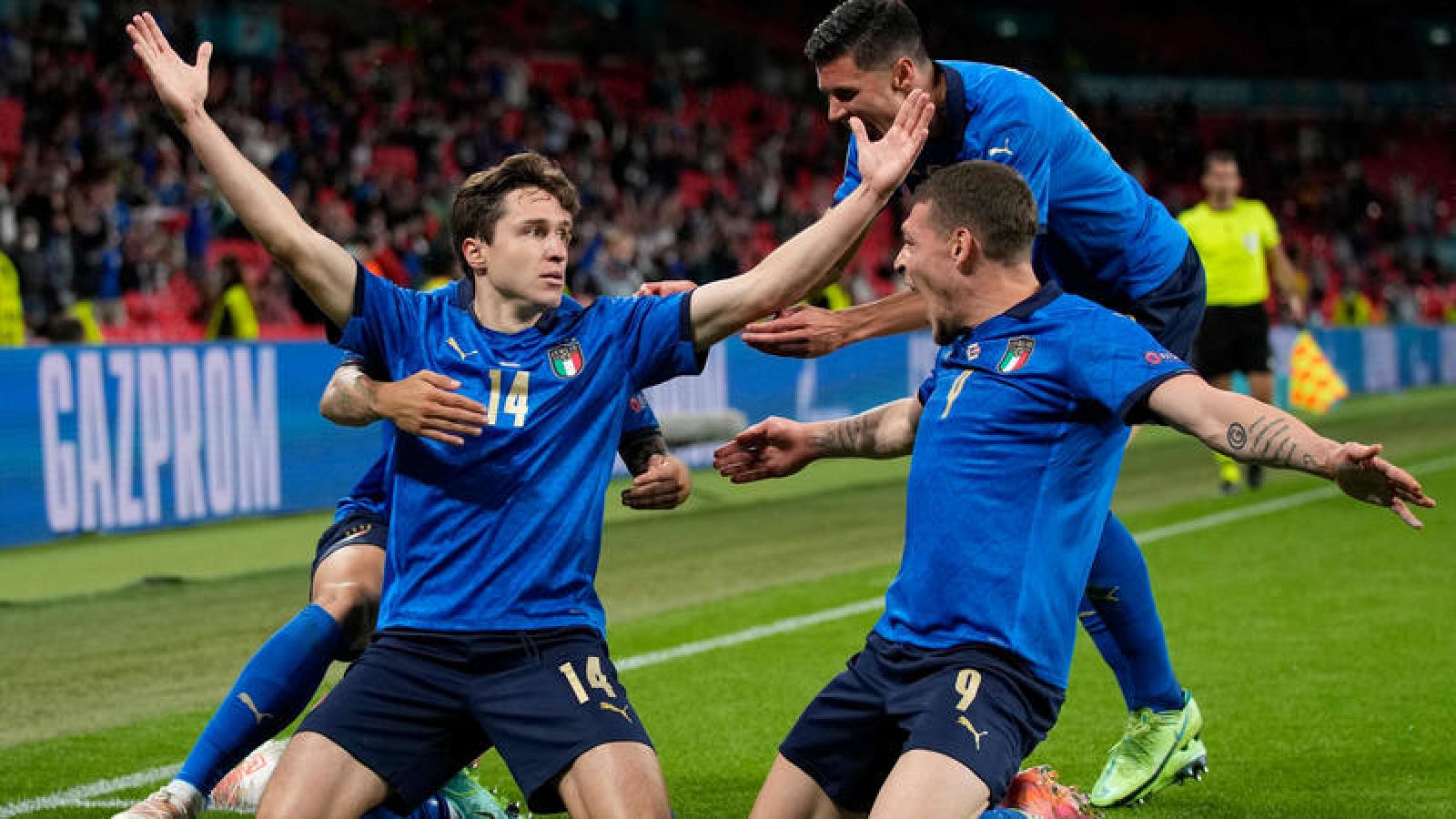 Italia celebra el gol de Chiesa.