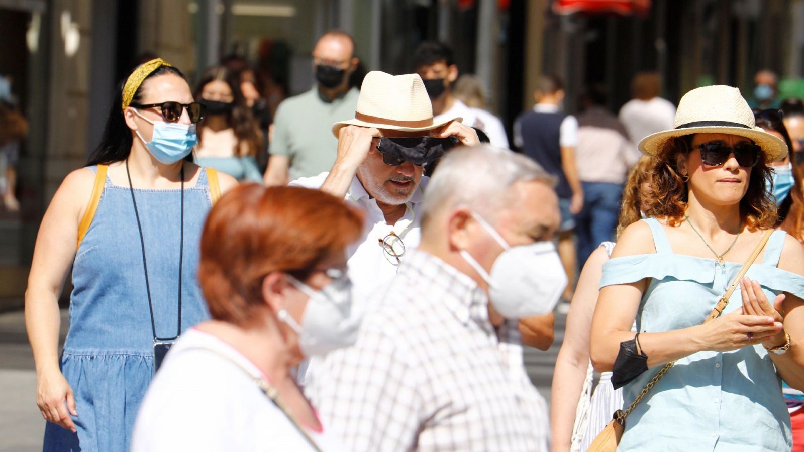 Varias personas con y sin mascarilla pasean por el centro de Córdoba