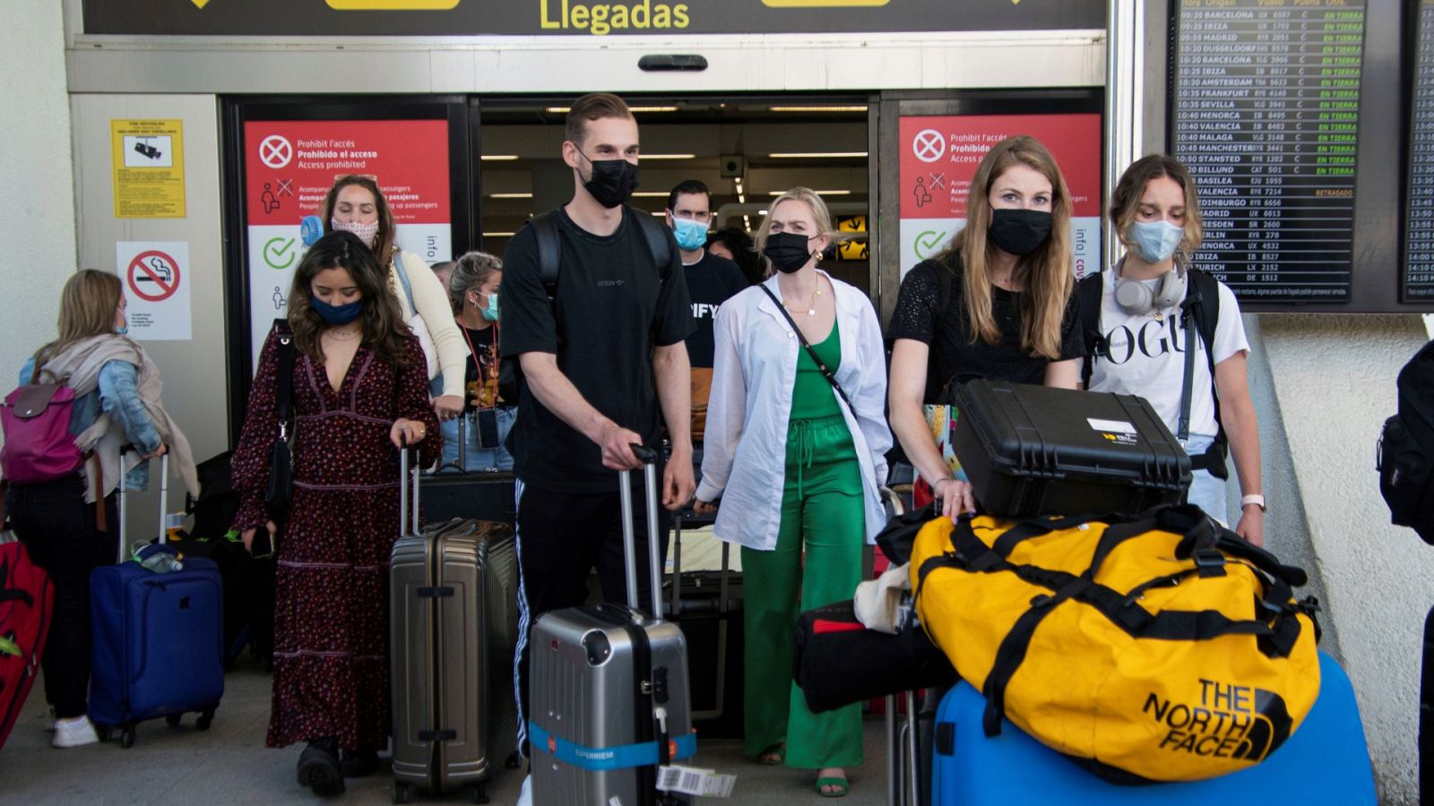 Turistas llegan al aeropuerto de Son San Joan en Palma de Mallorca