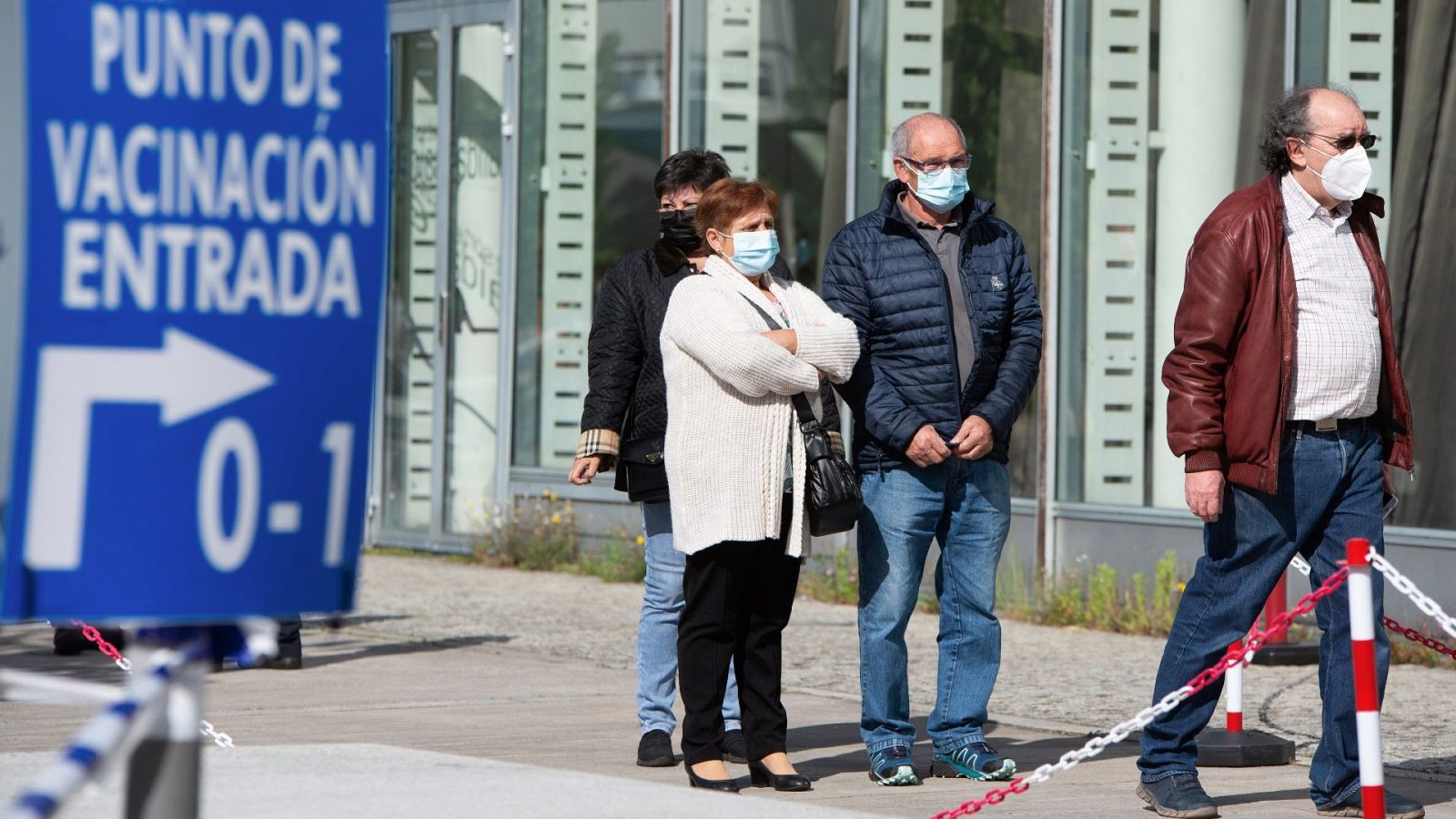 Varias personas hacen cola antes de entrar a vacunarse en ExpoCoruña en A Coruña este sábado