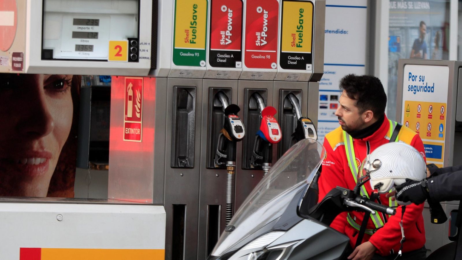 Un trabajador dispensa gasolina de un surtidor en Madrid.