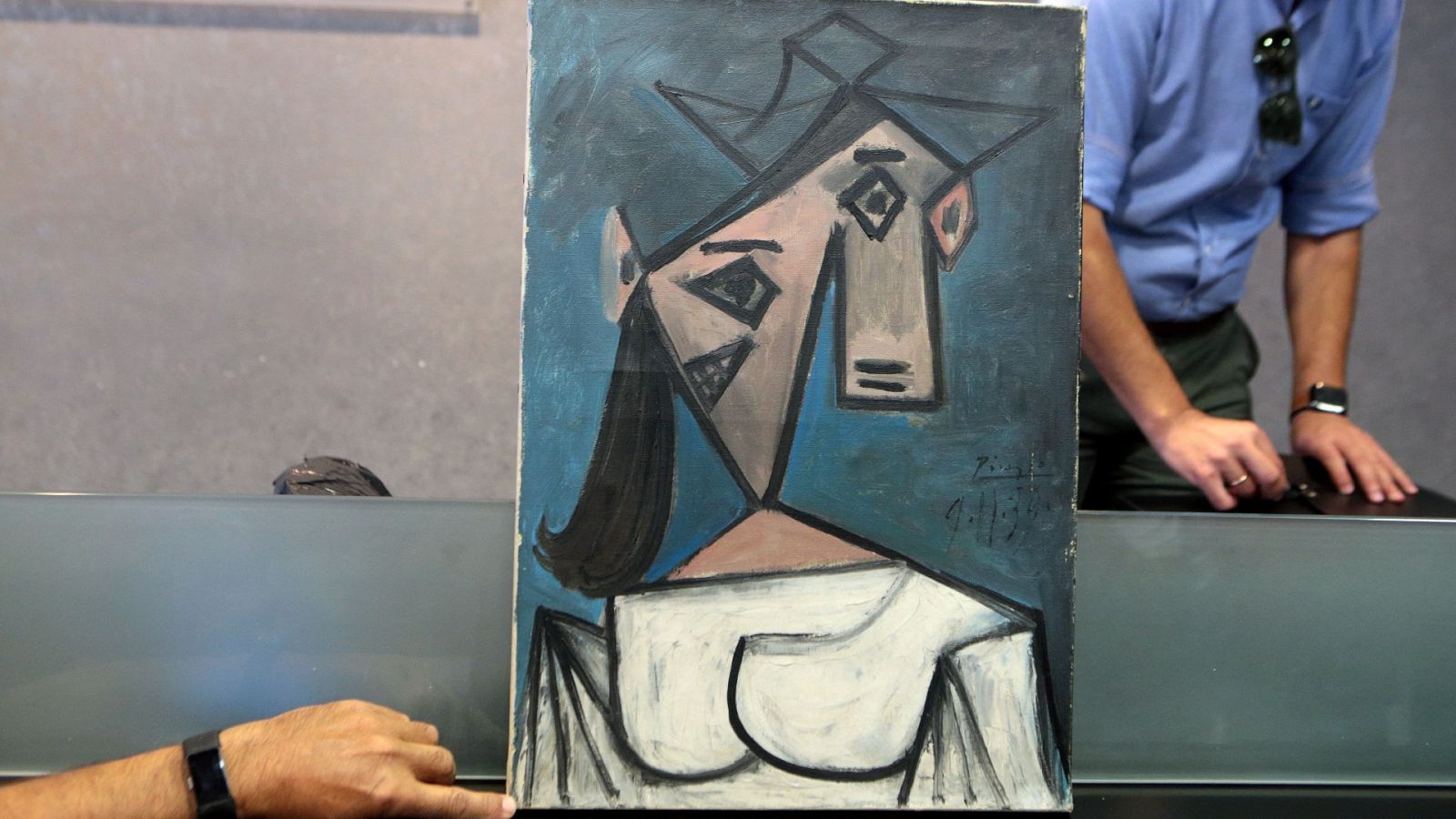La policía griega muestra el cuadro 'Cabeza de mujer', de Pablo Picasso