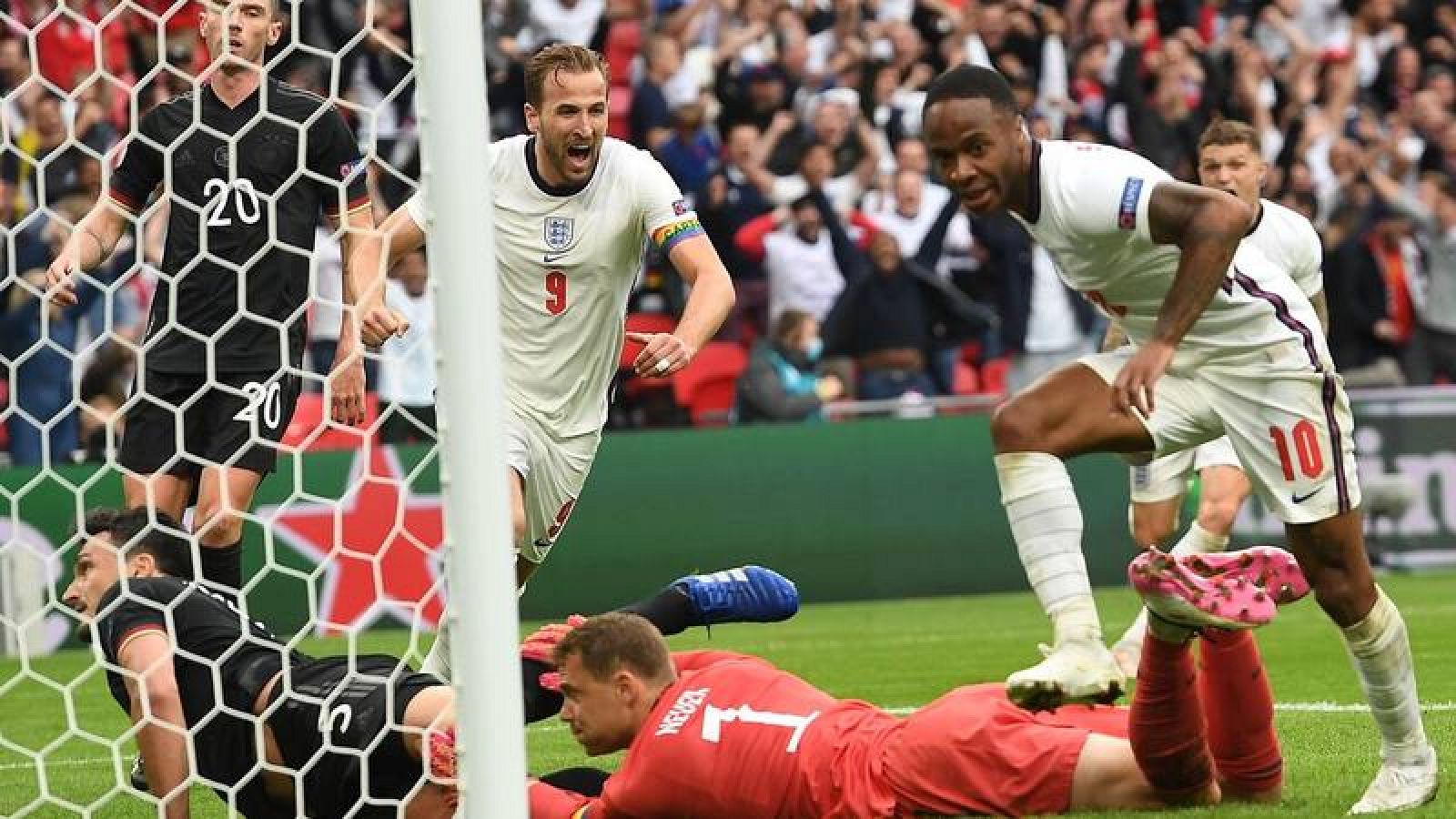 Sterling (d) y Kane (i) celebran el primer gol de Inglaterra frente a Alemania.