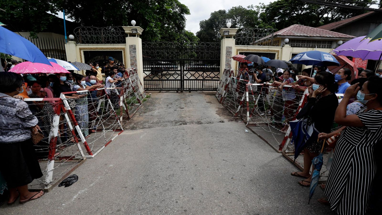 Familiares esperan en la puerta la salida de los presos en Rangún, Birmania