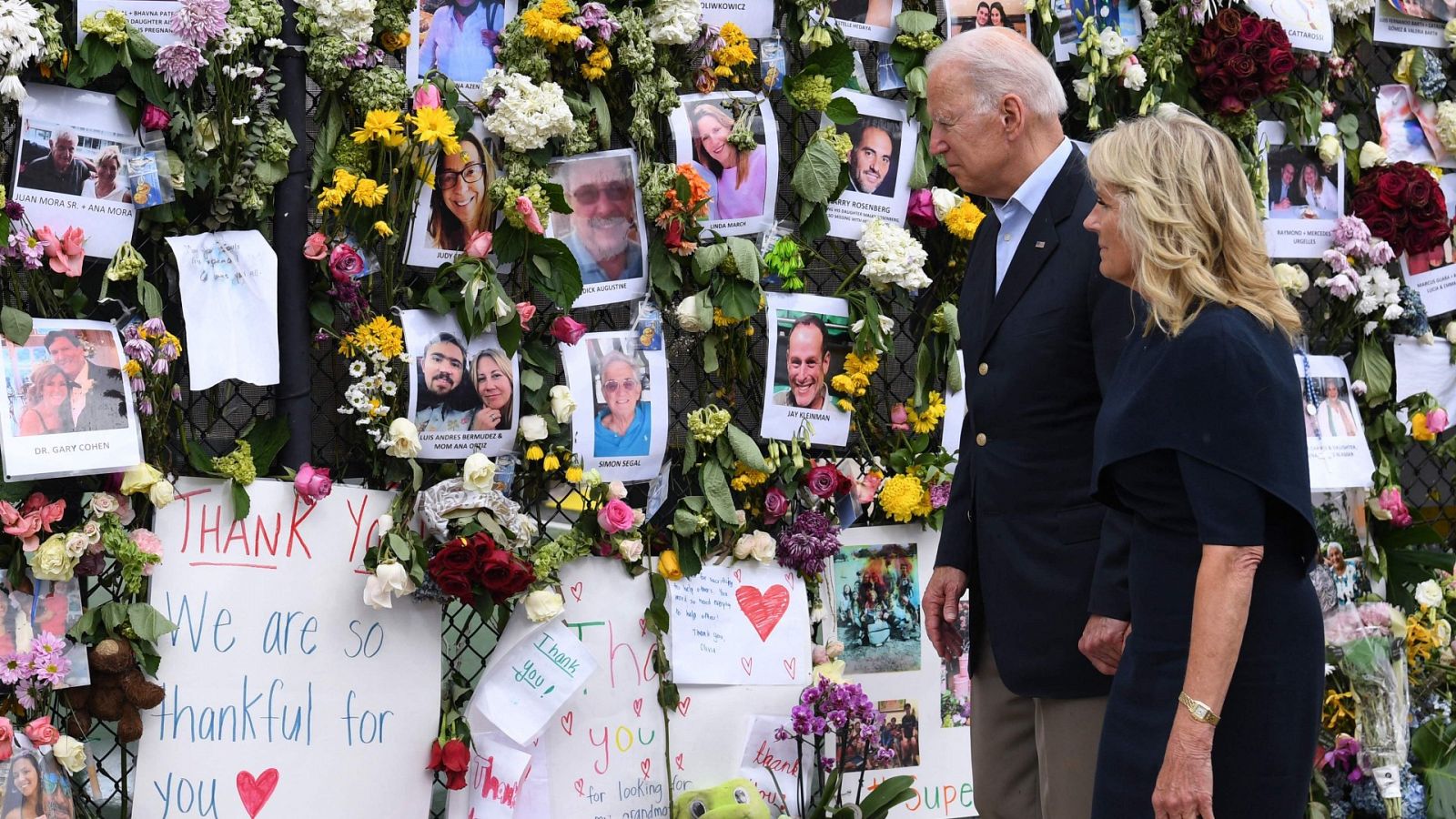 Joe y Jill Biden visitando un memorial por las víctimas del derrumbe de Surfside