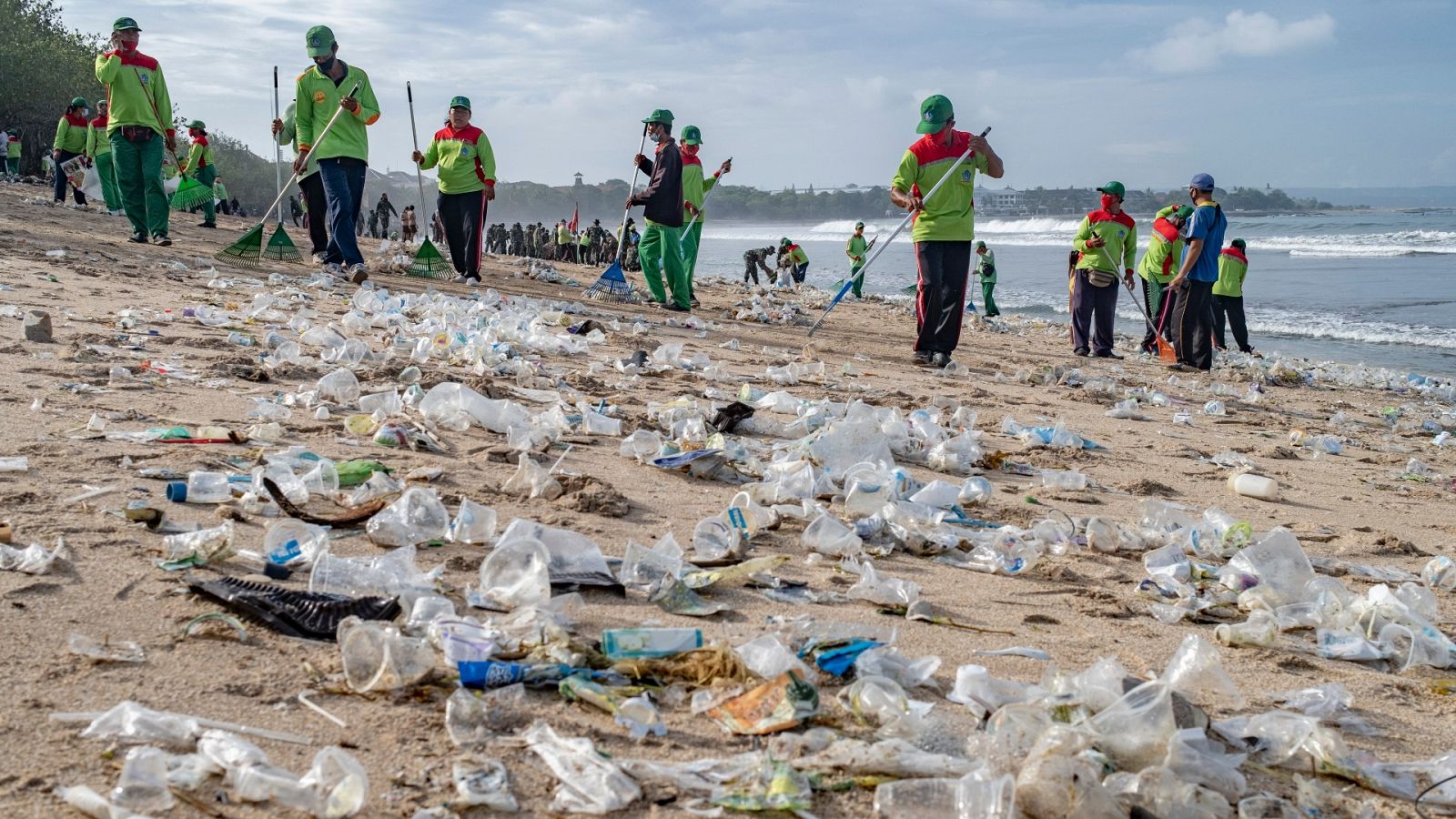 Voluntarios recogen restos de plásticos en una playa de Bali, Indonesia