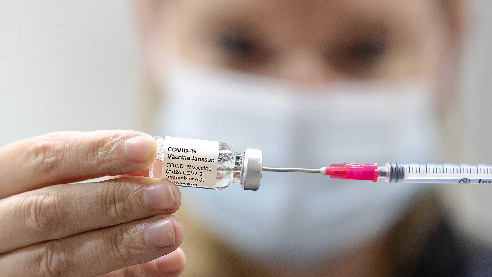 Un trabajador sanitario prepara una dosis de la vacuna de Janssen en Nieuwegein, Países Bajos.
