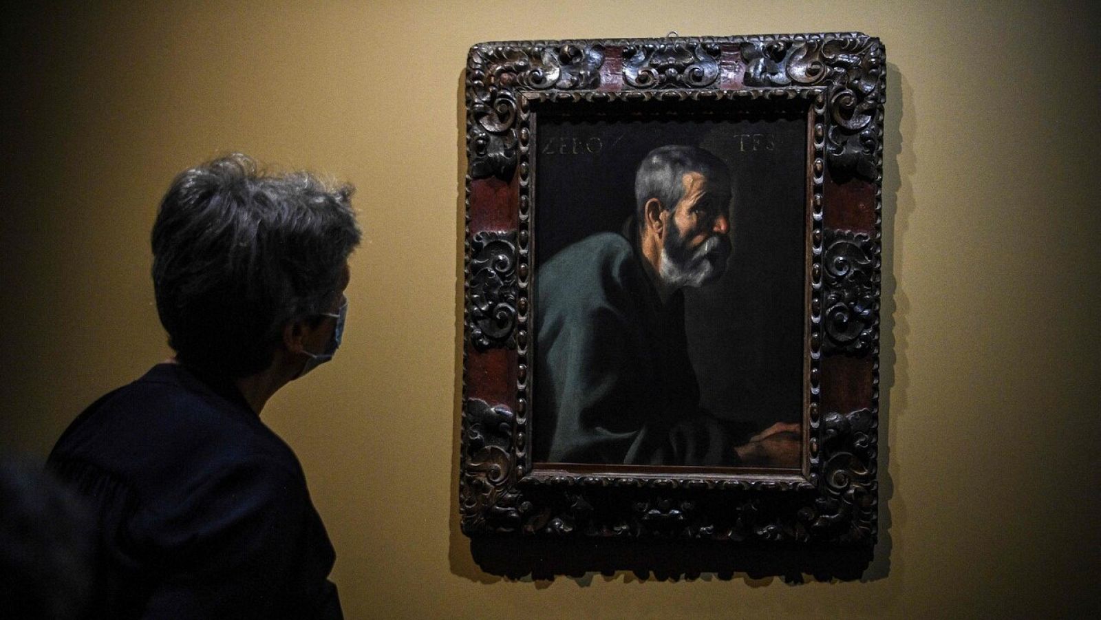 Una mujer observa el cuadro del apóstol Simón, atribuido a Velázquez