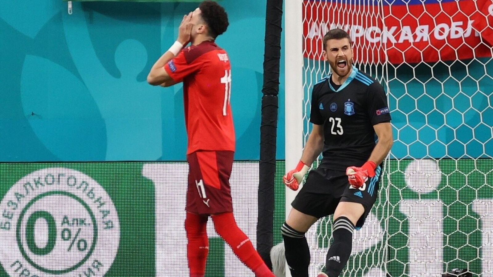 Unai Simón celebra tras el fallo de Vargas en la tanda de penaltis contra Suiza.