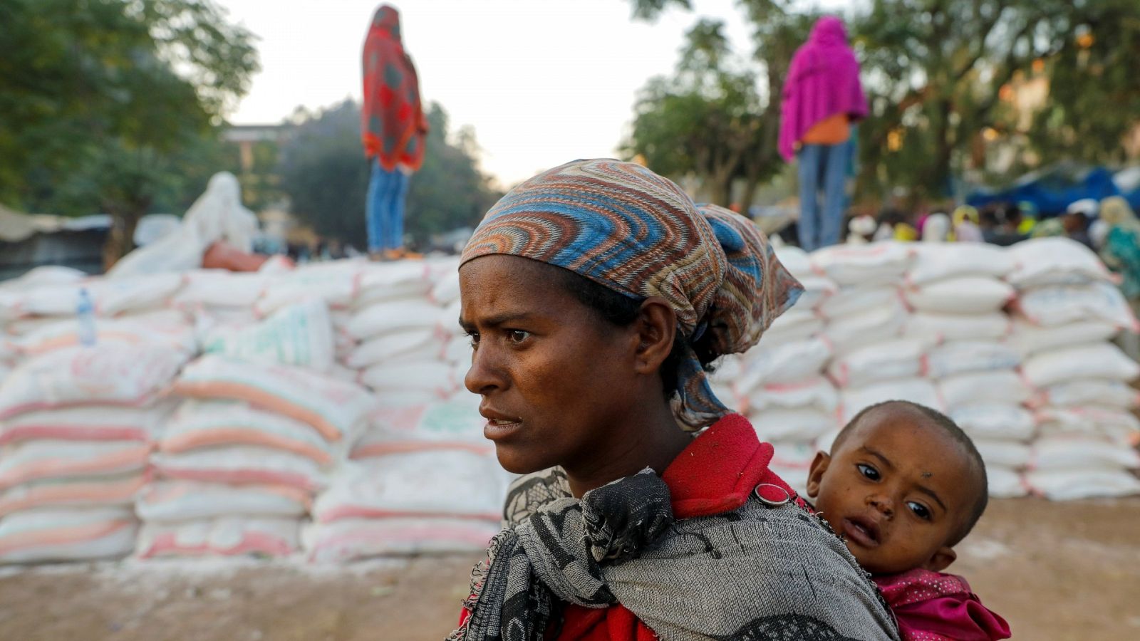 Una mujer con su hijo hace fila para recibir comida en la ciudad de Shire, en la región etíope de Tigray