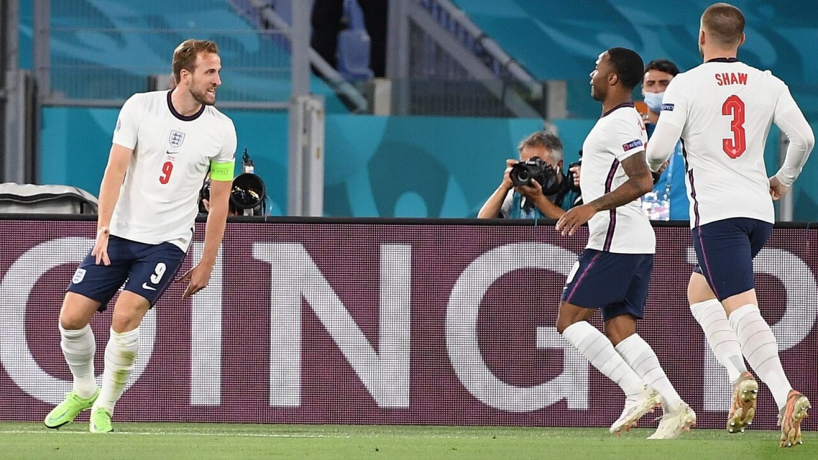 Harry Kane (i) celebra su primer gol para Inglaterra ante Ucrania.