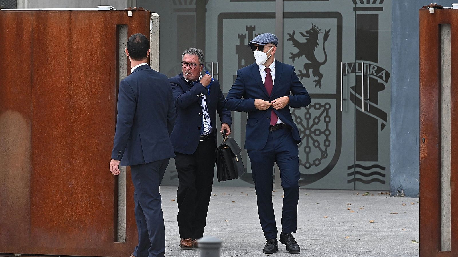 Los dos mossos, a su salida de la sede de la Audiencia Nacional de San Fernando de Henares.