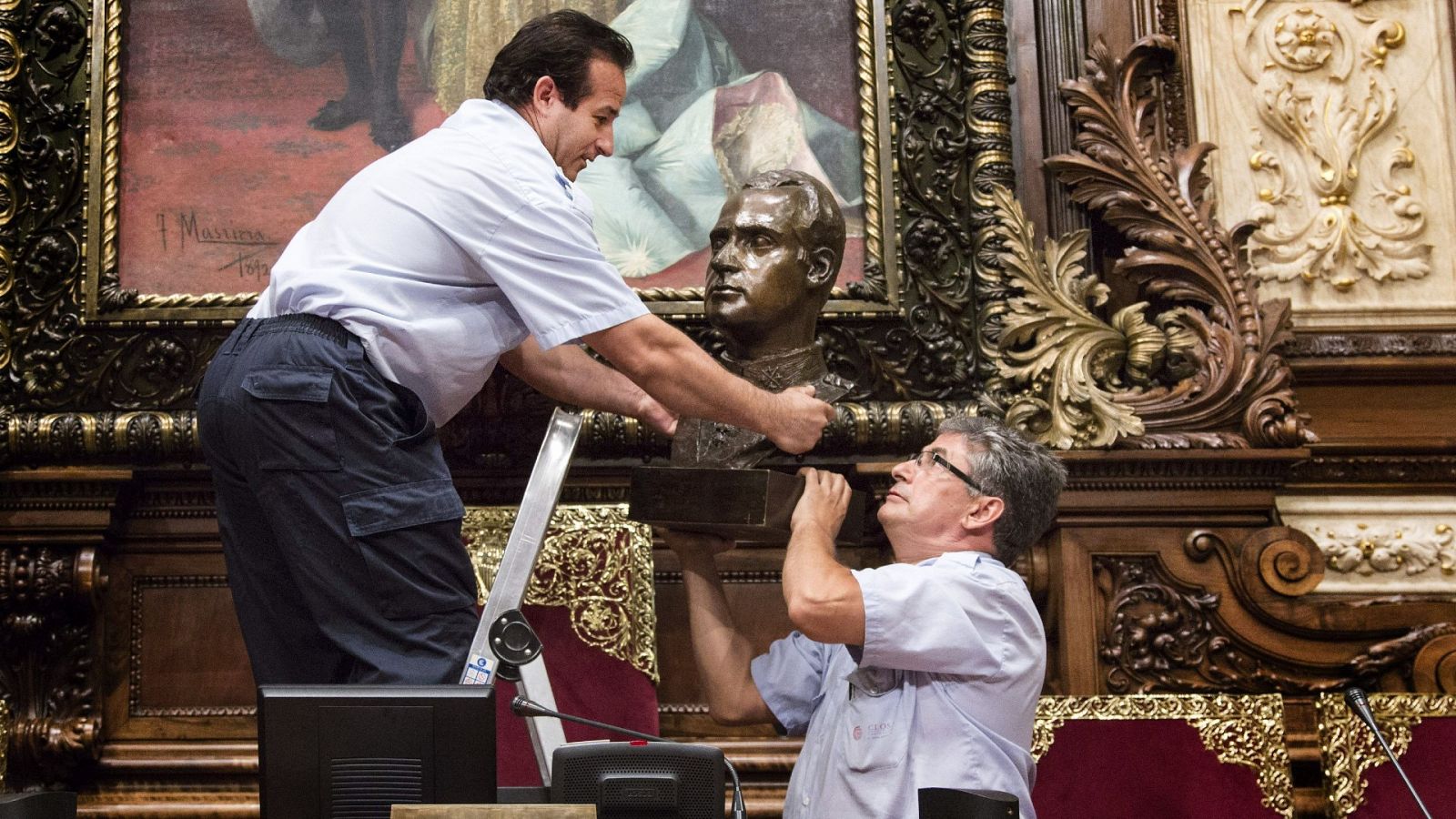 Retirada del busto del rey Juan Carlos I del salón de plenos del Ayuntamiento de Barcelona, en 2015