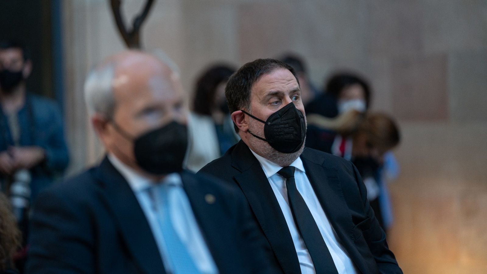 El presidente de ERC, Oriol Junqueras (d), durante la toma de posesión de Pere Aragonès