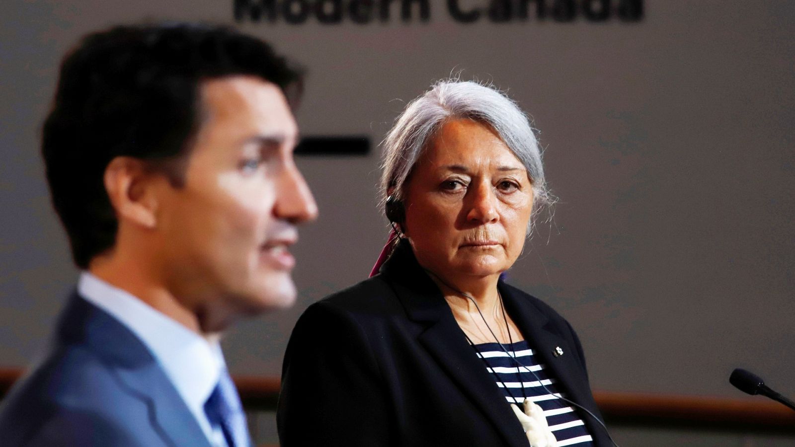 Mary Simon (d) durante su nombramiento como Gobernadora General junto a Justin Trudeau (i)