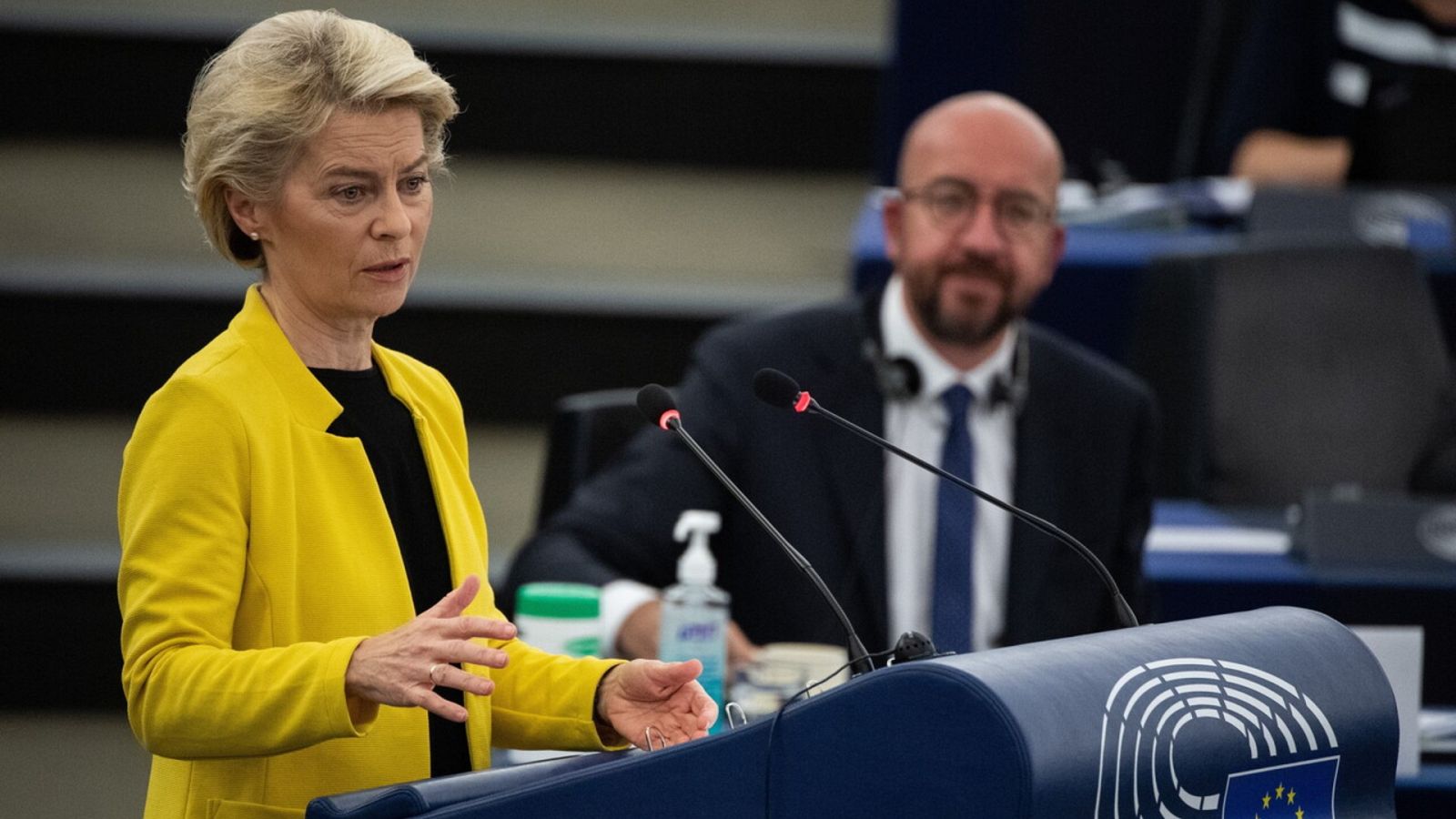 La presidenta de la Comisión Europea, Ursula Von der Leyen, habla ante la Eurocámara. EFE/EPA/PATRICK HERTZOG 