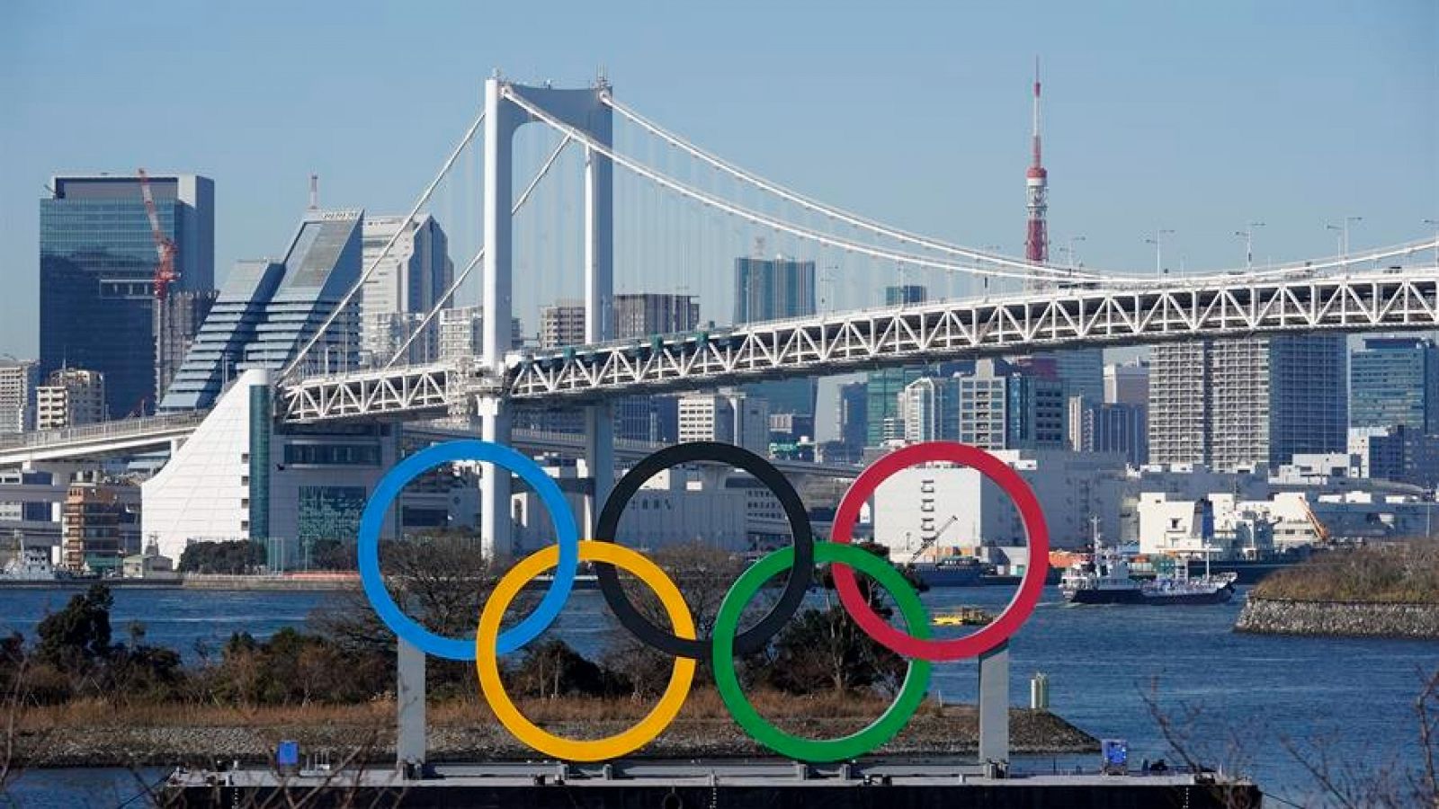 Imagen de los aros olímpicos en la ciudad de Tokio.