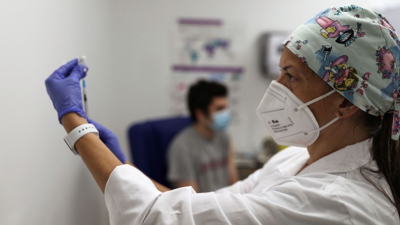 Un estudiante erasmus se vacuna en Madrid