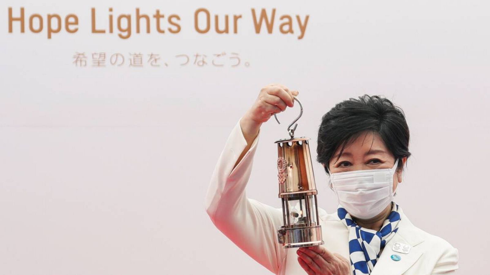 La gobernadora de Tokio, Yuriko Koike, sostiene la linterna de la antorcha olímpica en el Relevo de la Antorcha de Tokio 2020, en Tokio, Japón. 