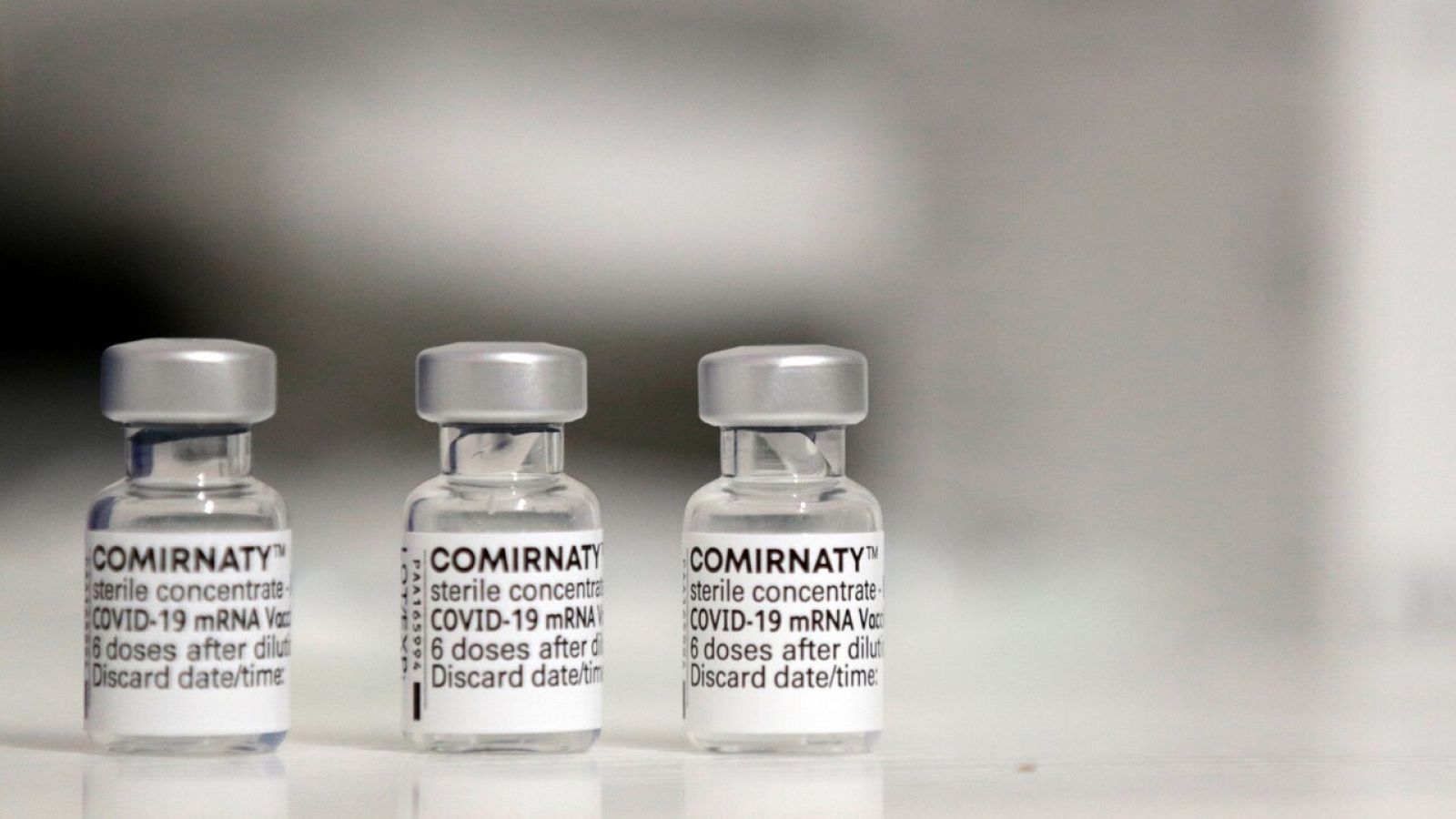 Tres viales de la vacuna desarrollada por Pfizer y BioNTech
