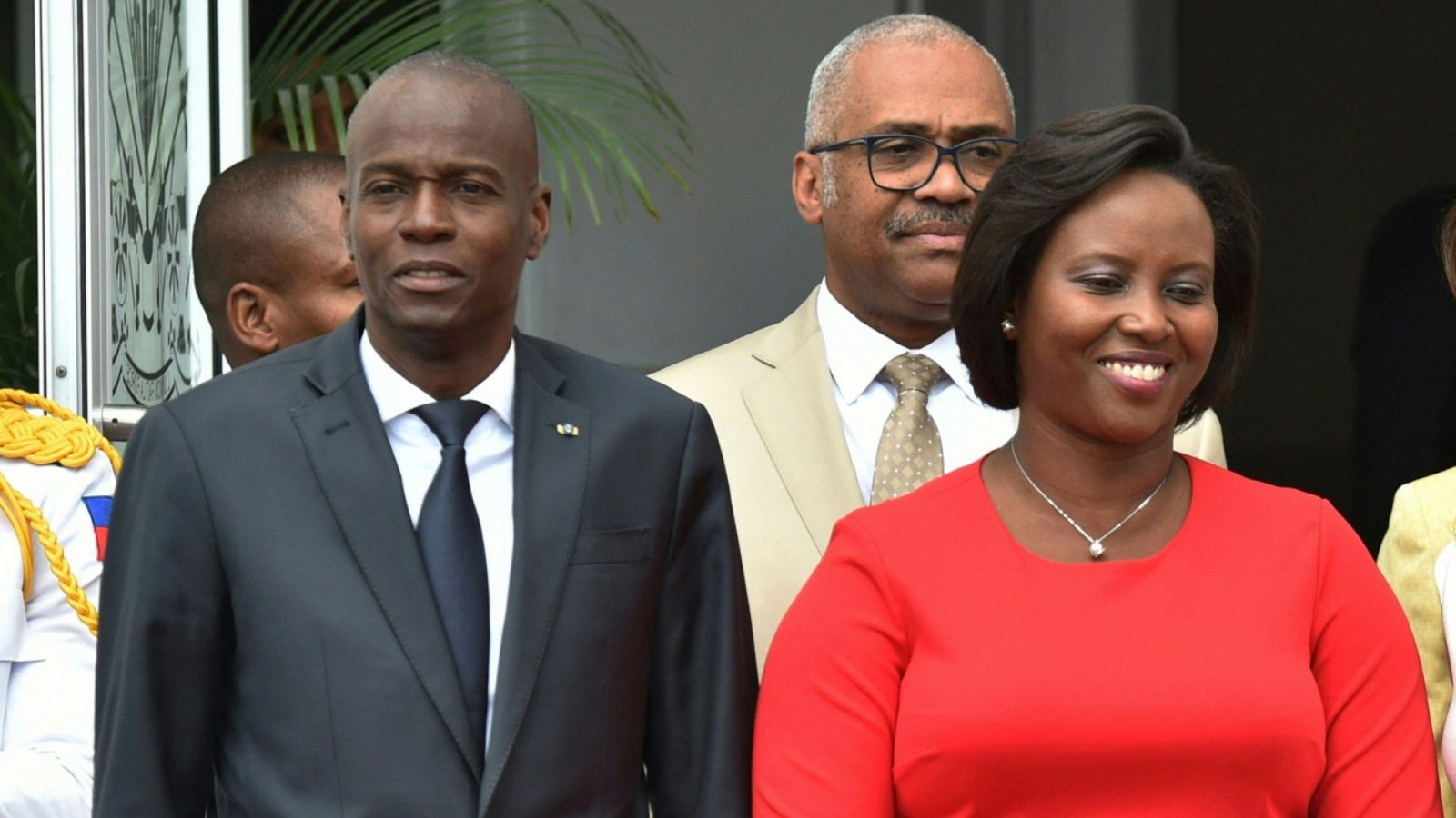 Imagen de archivo del 23 de mayo de 2018 de Jovenel Moise (i) junto a su mujer Martine saliendo del Palacio Nacional en Puerto Príncipe, Haití.