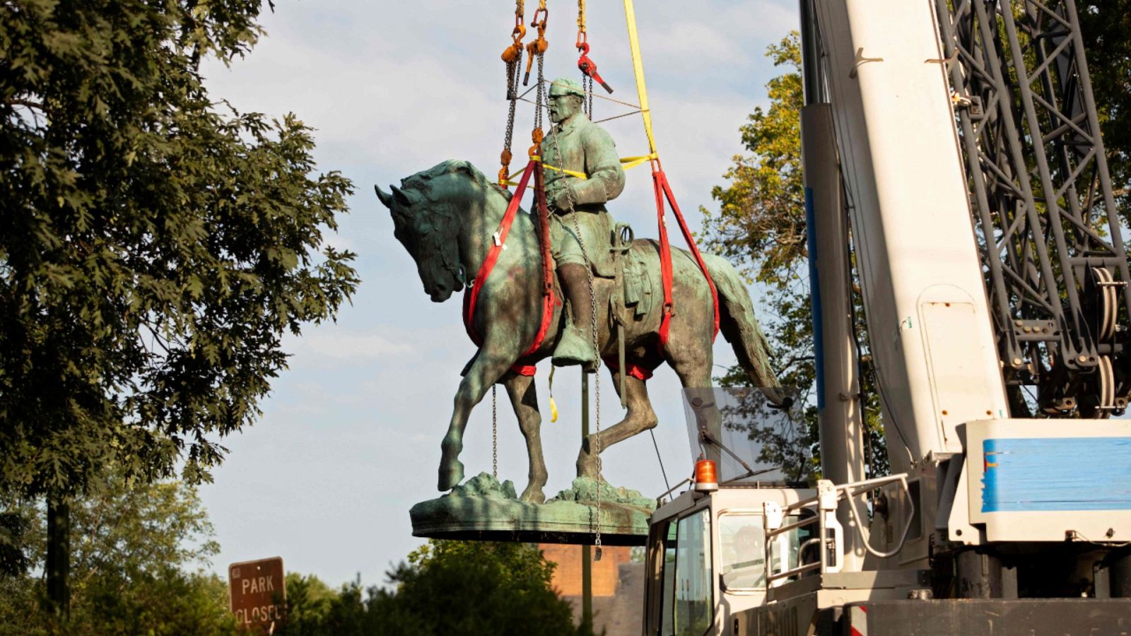 Una grúa ayudando a retirar la estatua del general confederado Robert E. Lee de un parque de Charlottesville, Virginia (Estados Unidos) el sábado 10 de julio de 2021.
