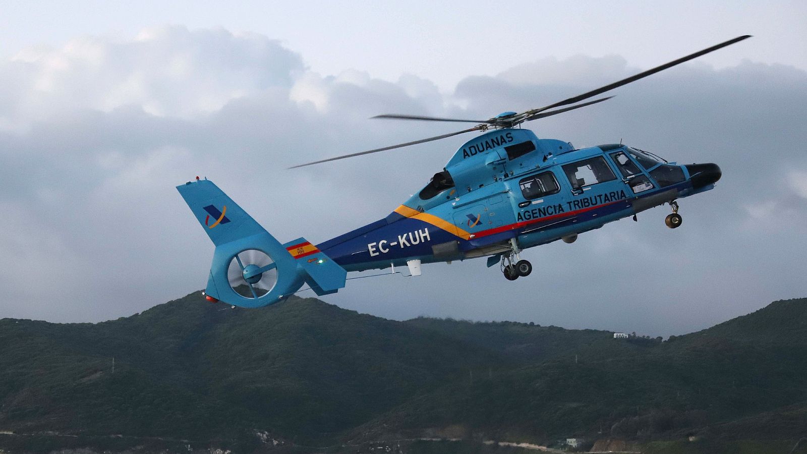 Imagen de archivo de un helicóptero de la Agencia Tributaria durante una operación en la costa de Algeciras.