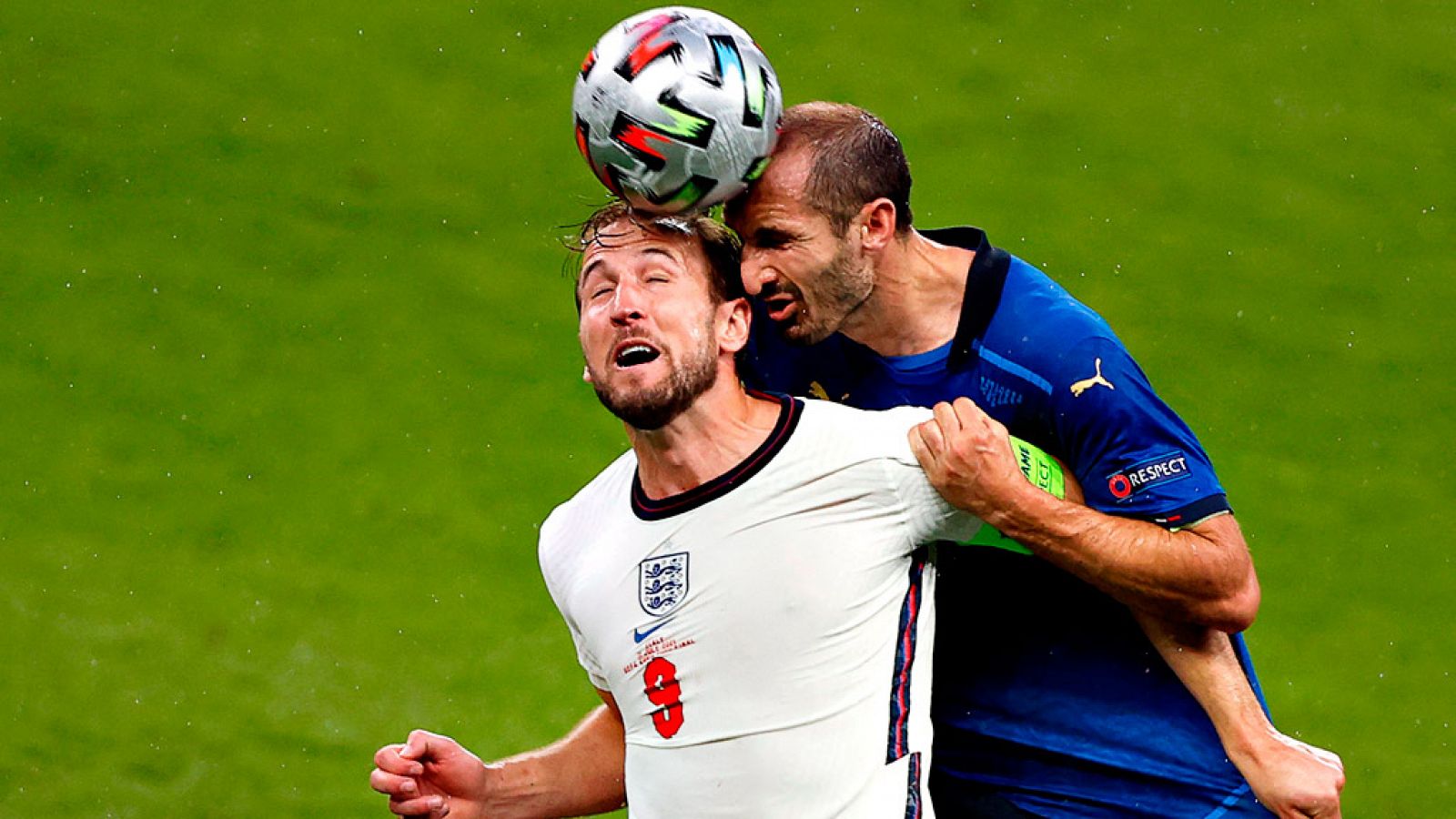 Los dos capitanes, Kane y Chiellini, pugnan por un balón durante la final.