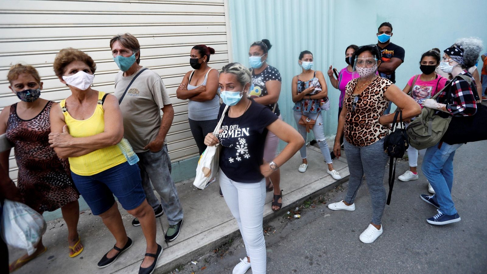 Familiares de detenidos esperan a saber su paradero en una comisaría de La Habana, en Cuba