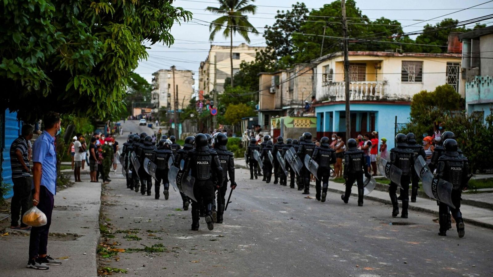 Policías antidisturbios en Arroyo Naranjo, cerca de La Habana, en Cuba, tras las protestas que han tenido lugar en la isla. Foto: YAMIL LAGE / AFP
