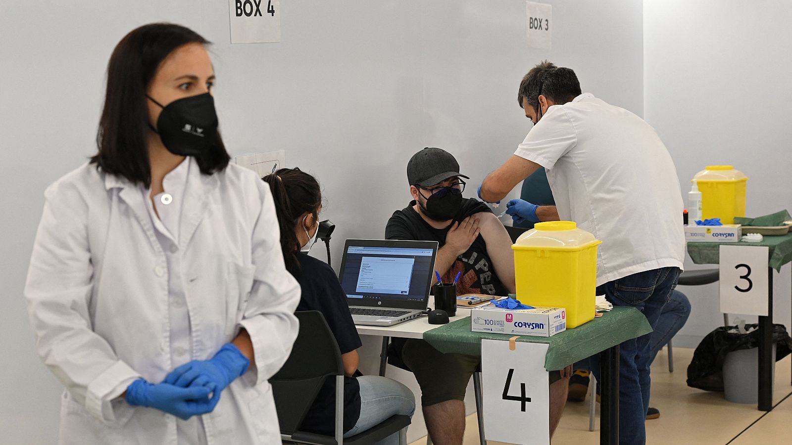 Un hombre recibe la vacuna de Janssen en Barcelona.