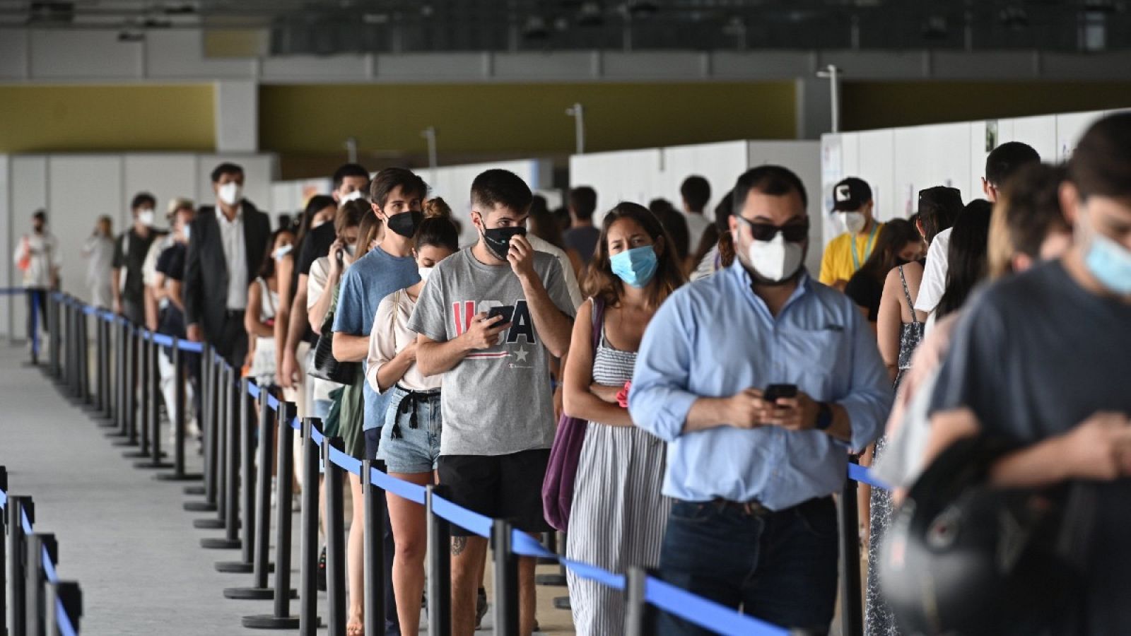 Varias personas hacen cola para ser vacunadas frente al coronavirus en el hospital Enfermera Isabel Zendal de Madrid