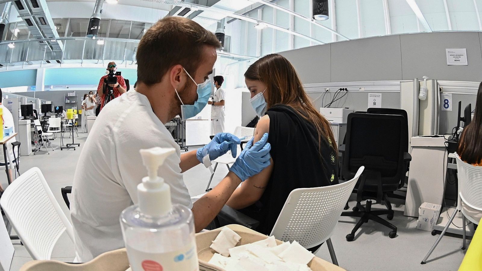 Una chica recibe una dosis de la vacina contra el coronavirus, este martes en el hospital Enfermera Isabel Zendal de Madrid.