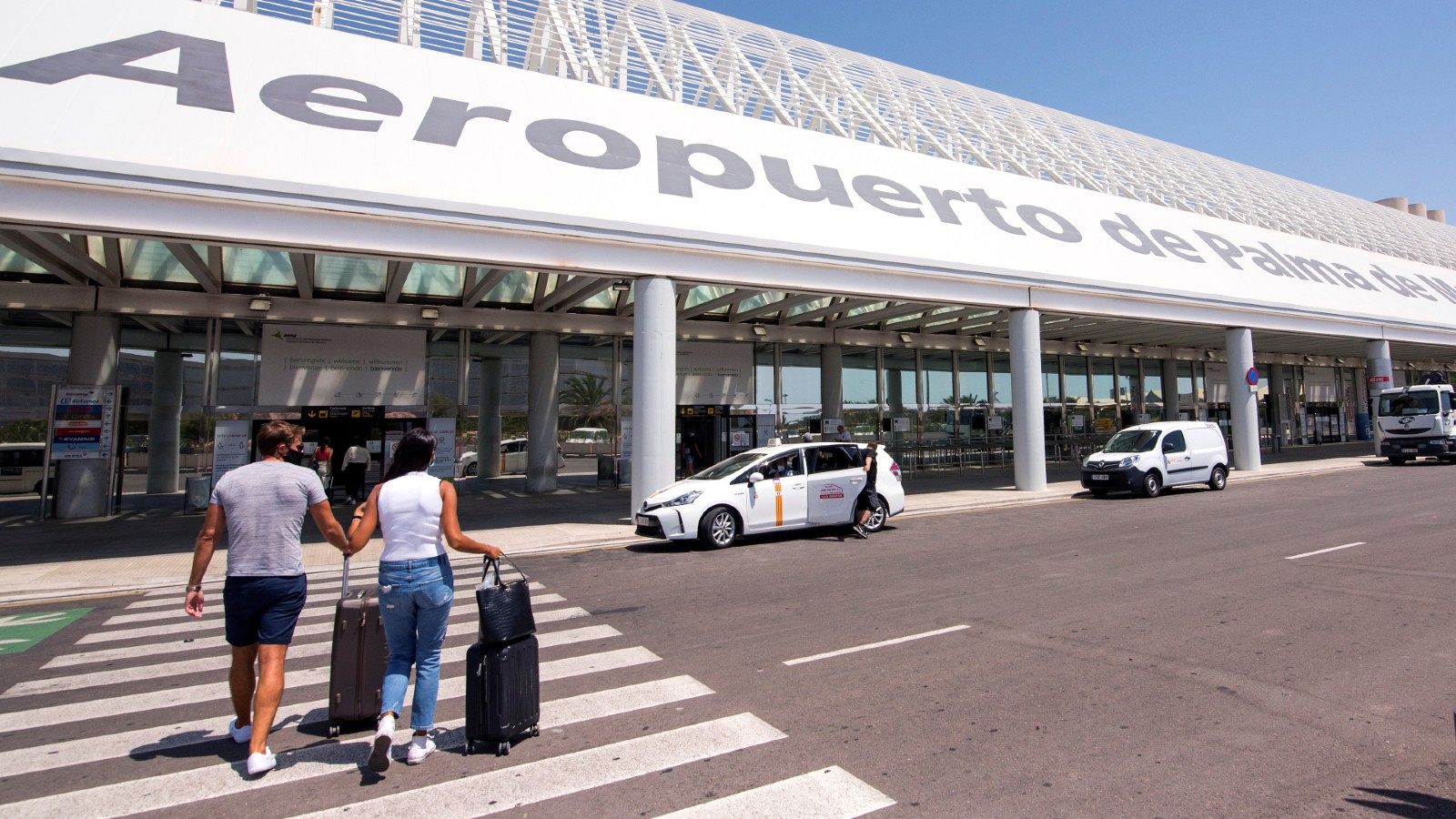 Turistas entran en la terminal de salida del aeropuerto de Palma.