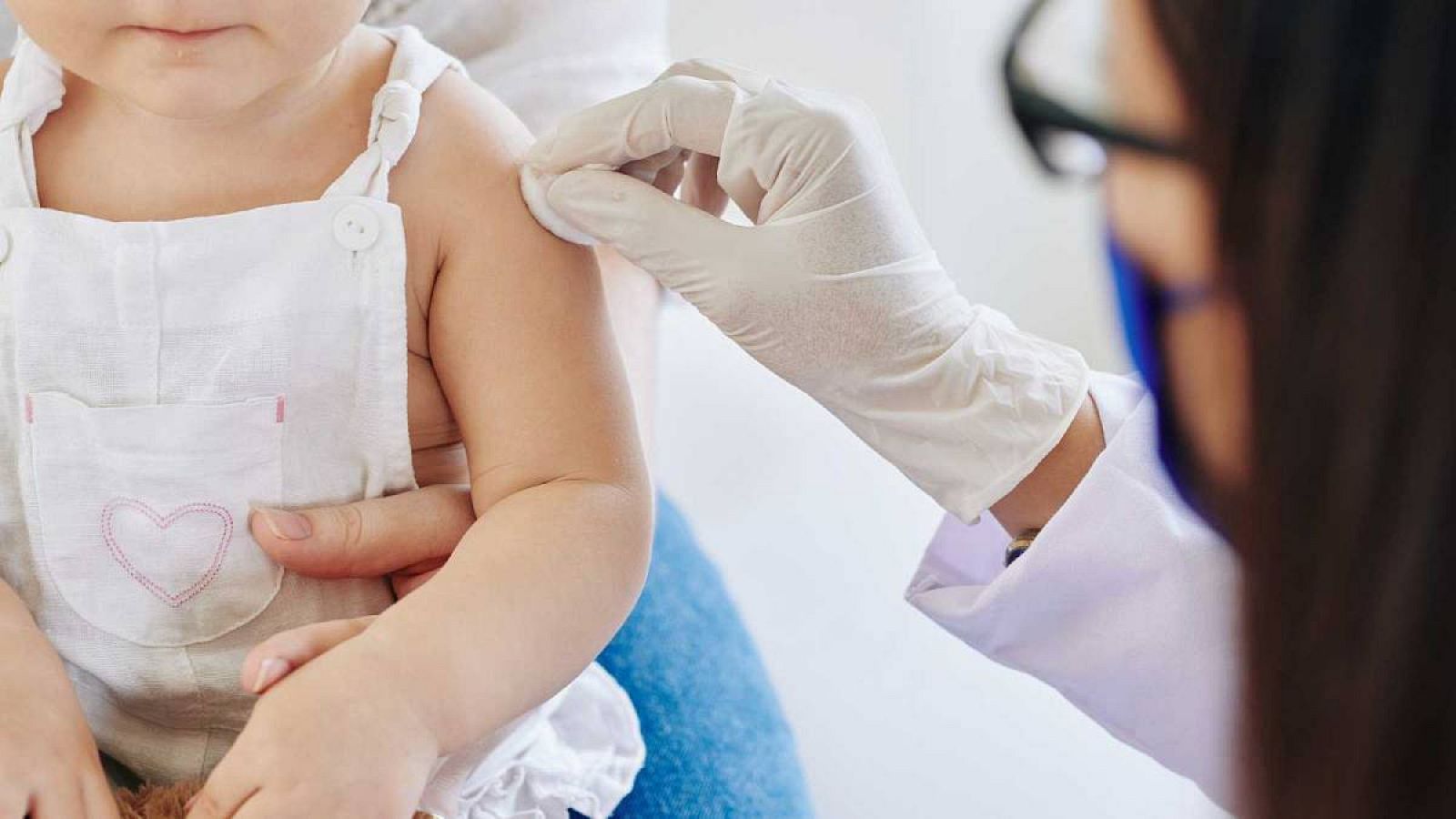La pandemia frena la vacunación rutinaria infantil, afectando a 23 millones de niños.