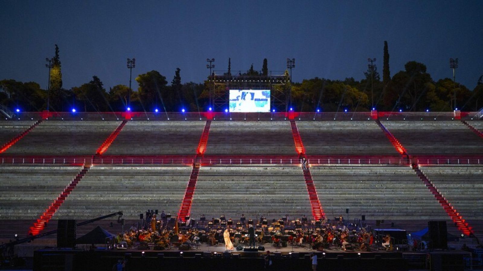 El estadio Panathinaikó, sede de los primeros juegos modernos, acoge un concierto