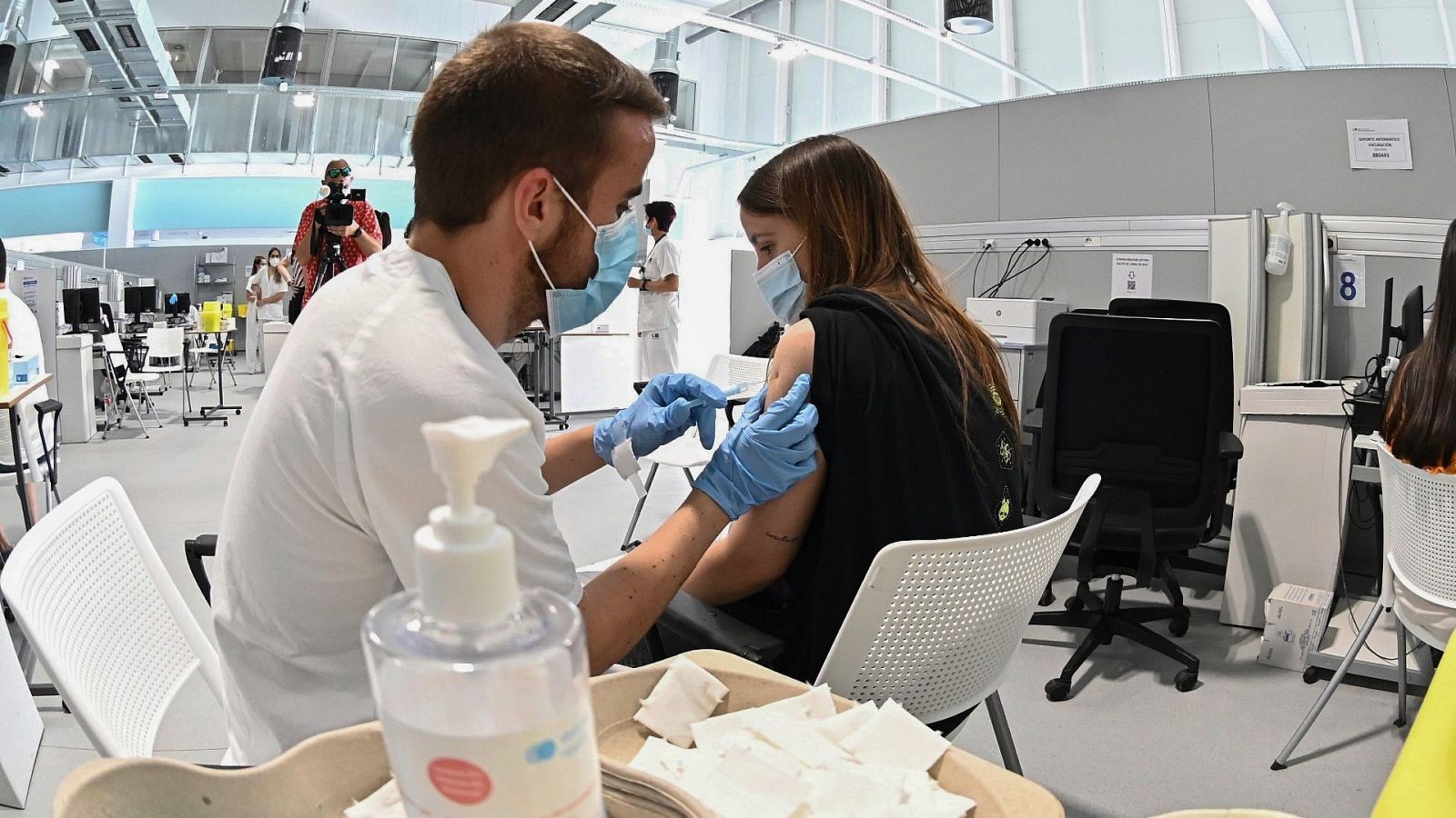 Vacunación de jóvenes en el Hospital Zendal