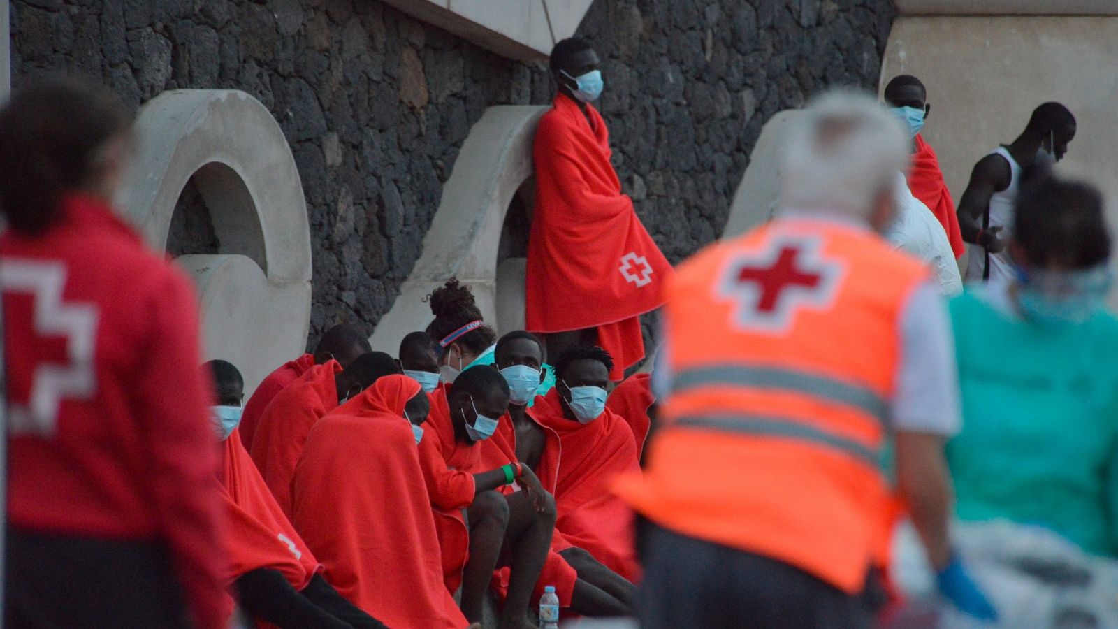 Un grupo de migrantes de origen subsahariano en el puerto de La Restinga, en El Hierro