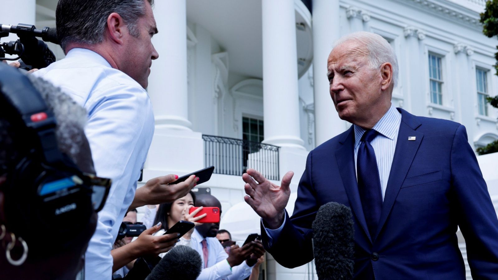 El presidente de Estado Unidos, Joe Biden, hablando con varios medios de comunicación en el exterior de la Casa Blanca el viernes 16 de julio de 2021.