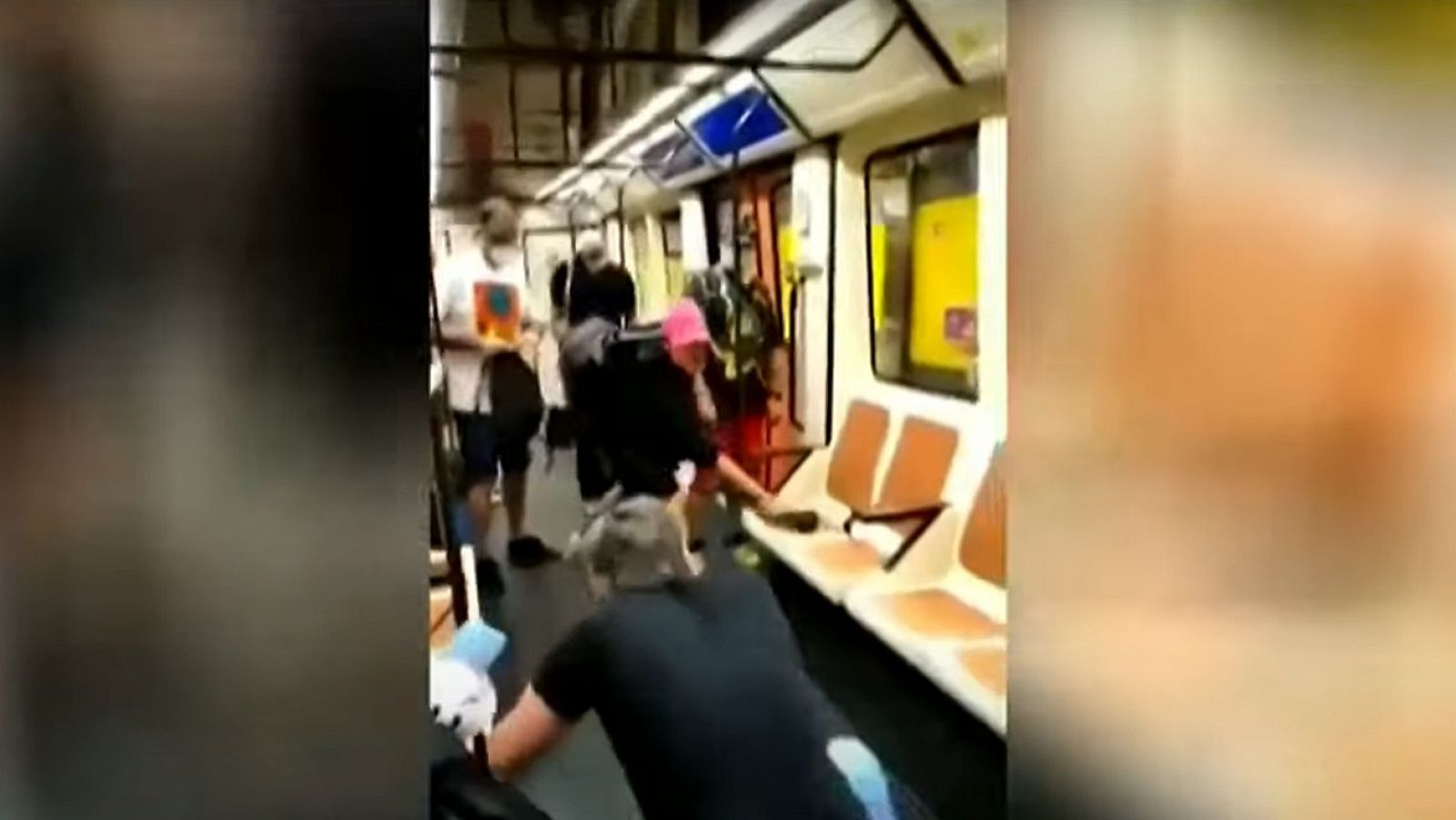 Pantallazo del vídeo de la agresión a un sanitario en el metro de Madrid