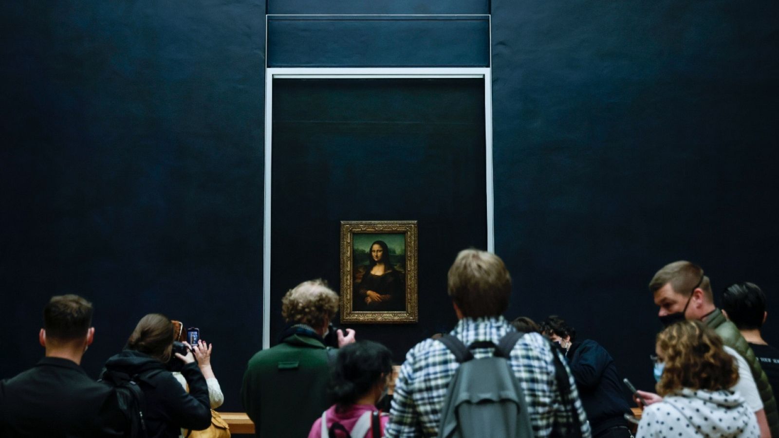 Visitantes del Museo Louvre contemplan la Mona Lisa, de Leonardo da Vinci